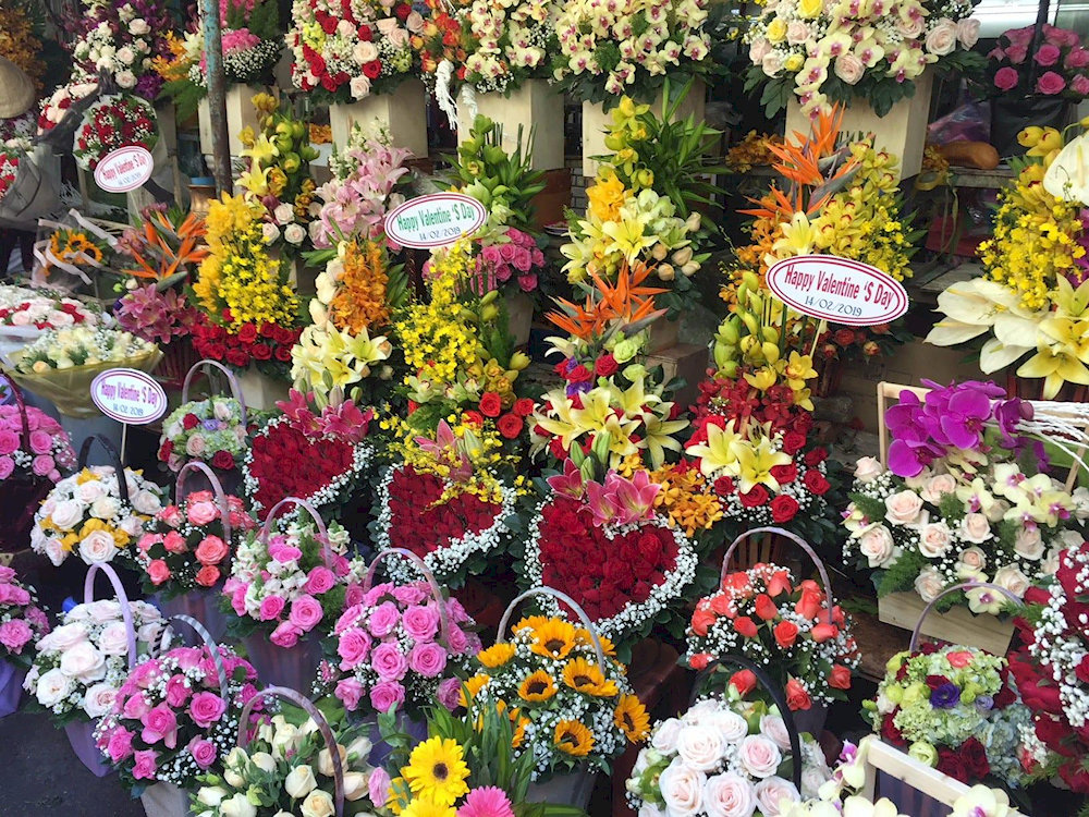 Những bó hoa tươi, khoe sắc rực rỡ là món quà tặng ý nghĩa cho người thân, bạn bè